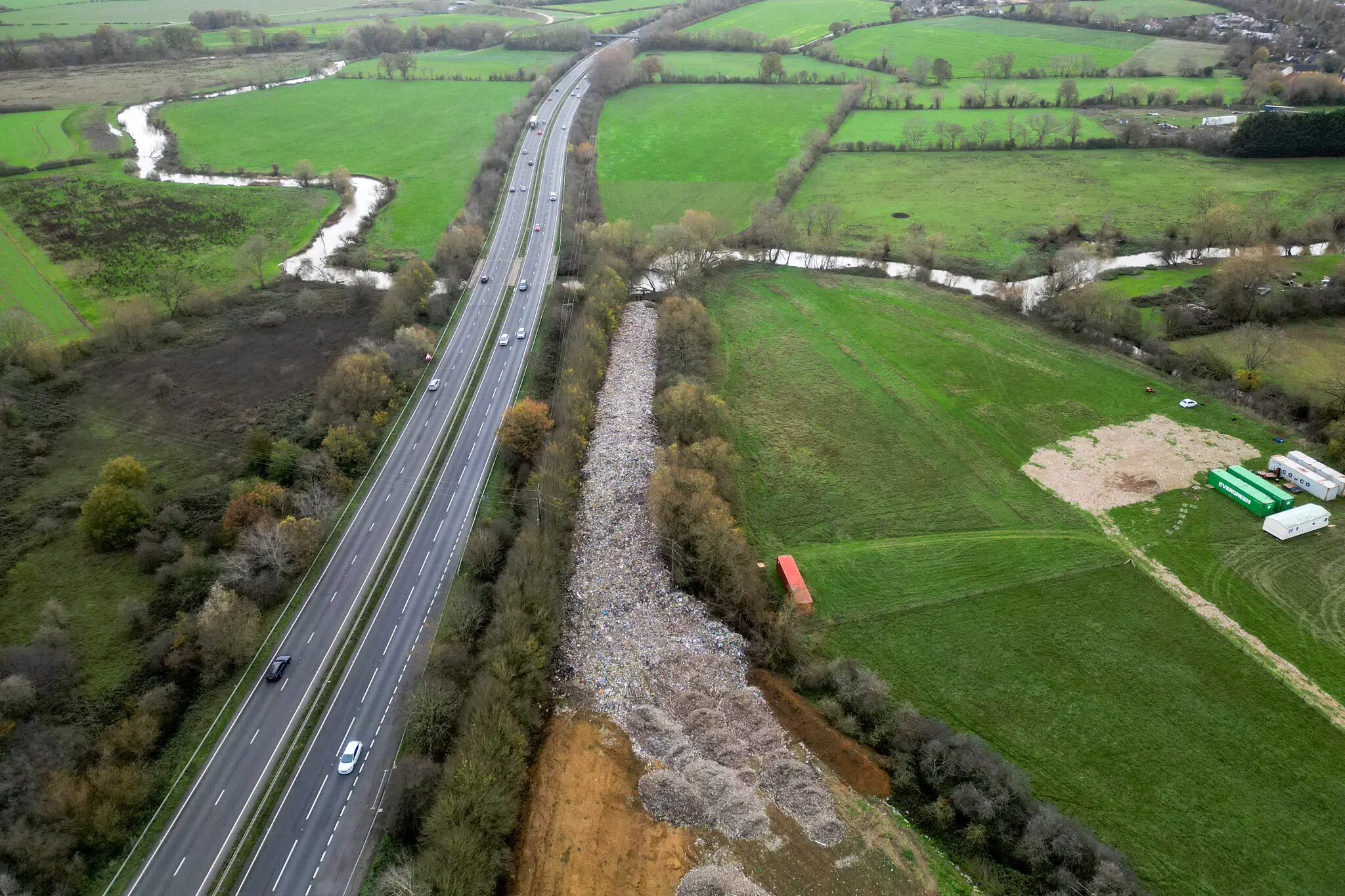 Прихована гора сміття в Британії: як незаконне звалище оголило тіньовий ринок відходів